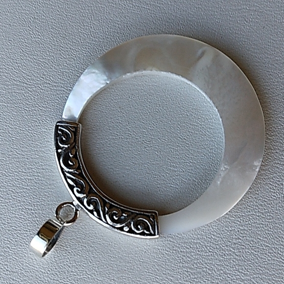 3/$50💎 Mother of Pearl Pendant - Picture 4 of 4